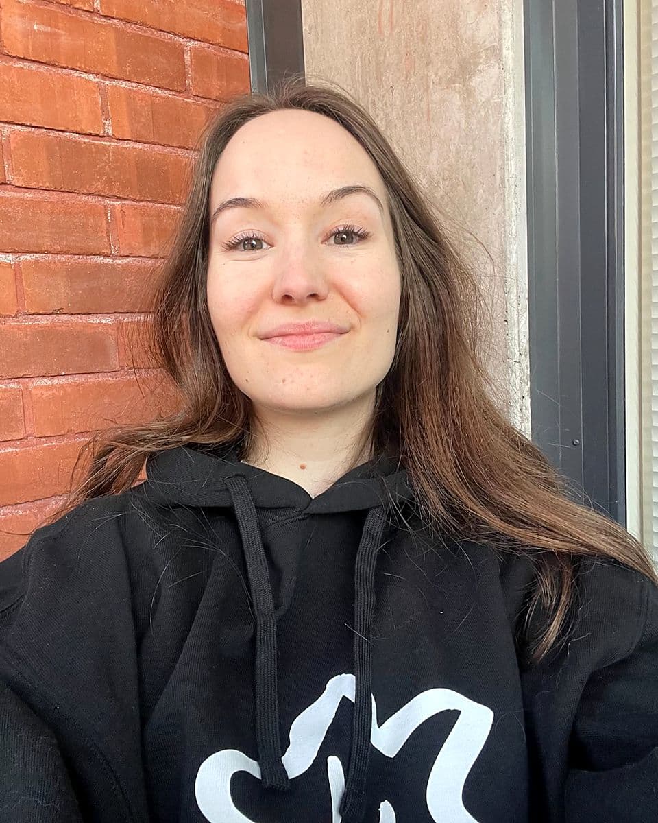 Roosa Tähtinen, sosiaalipsykologi ja Mental Health Clubin yhteisömanageri, MHC-hupparissa